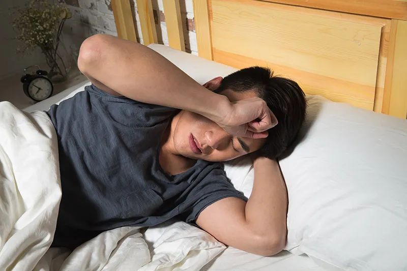 睡眠不足靠周末补觉靠谱吗?